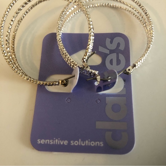 3/$20 Claire’s Silver Tone Hoop Earrings NWT - Picture 4 of 5